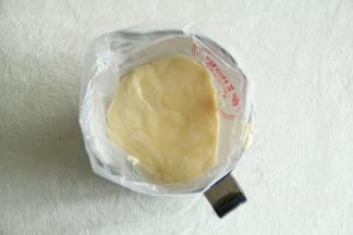 继续切拌、翻拌均匀即可。将拌匀的面糊装入裱花袋。