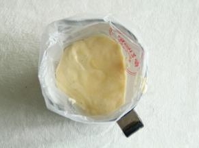 继续切拌、翻拌均匀即可。将拌匀的面糊装入裱花袋。