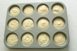 然后12连模准备好，裱花袋剪口挤入12连模中。