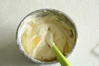 然后右手用蛋刮刀从2点钟方向切入，沿着盆底往盆边翻起到盆中心，重复切拌，翻拌动作，切拌到无干粉状态。将玉米油用刮刀承接淋入面糊中。