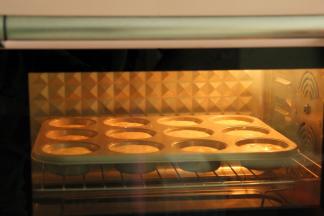 提起模具轻振，振出大气泡。放入预热好的烤箱中层偏下！170-180度烤25分钟左右。具体时间和温度需要根据自家烤箱来微调。