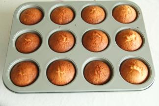 烤完取出转移到冷凉架上冷凉，然后脱模即可！想趁热吃，偷懒可以用脱模刀脱模。