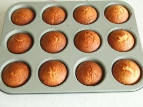 烤完取出转移到冷凉架上冷凉，然后脱模即可！想趁热吃，偷懒可以用脱模刀脱模。