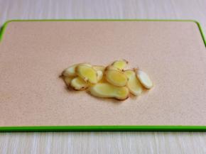 姜洗干净切片。