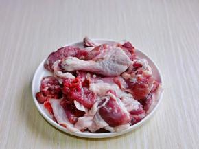 鸭腿洗干净，冷水泡30分钟，途中需要多次换水，再用食品剪刀剪小块，再次用冷水冲洗。