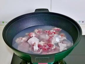 鸭肉焯水，冷水下锅，大火烧开煮5分钟。