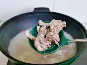 捞出用冷水反复冲洗，把鸭肉上的杂质冲洗干净。