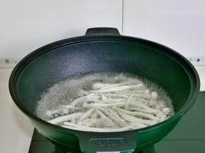 白玉菇去根洗干净，再焯水，冷水下锅煮1分钟，捞出淋干水分。
