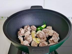 把焯水的鸭肉放入锅中，再加入切好的姜片，小葱。