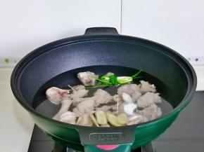 再加入纯净水，适当多点，因为炖的时间长一点。