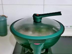 盖上锅盖，大火烧开后转发小火熬20分钟，我用的微压锅，所以熬的比较快，时间可以自己掌握。