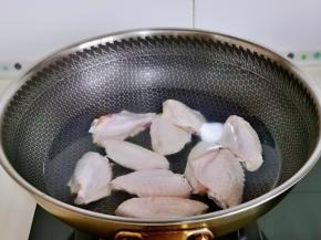 鸡翅洗干净后焯水，冷水下锅，大火烧煮2分钟，捞出用冷水反复冲洗干净。