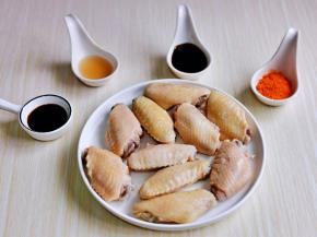 鸡翅淋干水分后装盘，准备好调味料。
