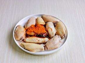 将所有调味料加入鸡翅中。