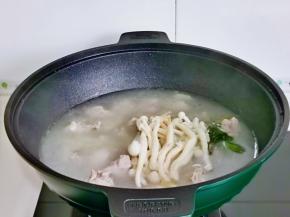 鸭汤熬的差不多啦，奶白色了，加入焯水的白玉菇，炖5分钟。