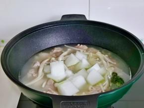 再加入提前切好的冬瓜。