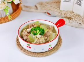 成啊盛出装入汤碗中，撒上葱花。