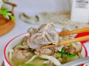 吃一块鸭肉，酥烂可口。