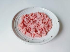 猪肉去皮用刀剁成肉糜。