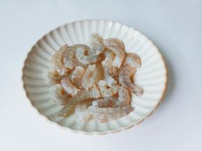 对虾剥壳再去除虾线。