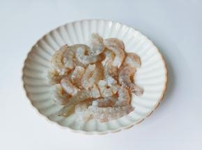 对虾剥壳再去除虾线。