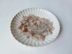 对虾放案板上剁成虾泥。