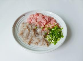 把肉糜、虾泥、葱花放入碗里。