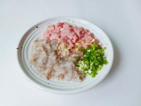 猪肉糜中放入葱姜水、白胡椒粉。