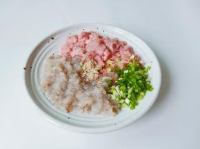 猪肉糜中放入葱姜水、白胡椒粉。