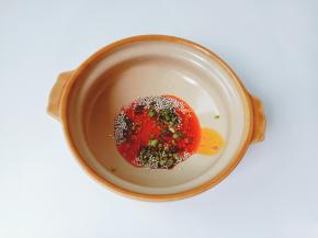 碗里放入2勺红油辣子、生抽、醋、芝麻、葱花。