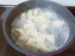 锅里水开下入包好的馄饨。