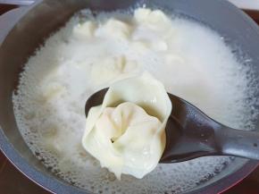 煮好的馄饨个个跟元宝一样。