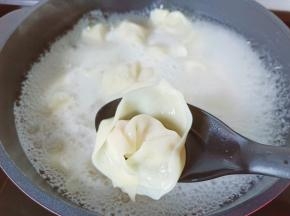 煮好的馄饨个个跟元宝一样。