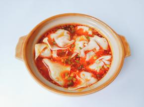 碗里加入馄饨与煮馄饨的原汤。