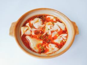 碗里加入馄饨与煮馄饨的原汤。