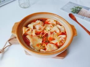 这碗酸辣口味的红油鲜虾馄饨，在食欲恹恹的酷暑，无论视觉还是味觉都是极致地诱惑。