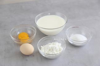 准备好食材，这里的淀粉用的都是玉米淀粉，炸起来口感更加细腻酥脆哦。