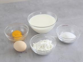 准备好食材，这里的淀粉用的都是玉米淀粉，炸起来口感更加细腻酥脆哦。