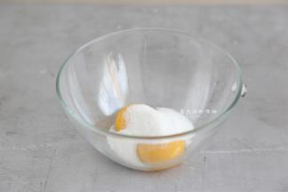 将细砂糖和蛋黄混合均匀，搅拌到细砂糖融化就可以了。