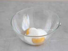 将细砂糖和蛋黄混合均匀，搅拌到细砂糖融化就可以了。