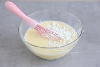 倒入牛奶，搅拌均匀，再把40克的玉米淀粉倒入碗里，用打蛋器搅拌均匀至无颗粒状。