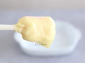 直到面糊开始变稠，直到全部都是微黄色，并且能挂勺，鲜奶糊就煮好了。