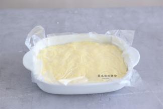 找一个碗，碗里刷入一层 油，方便后面脱模，把鲜奶糊倒入碗里，用刮板刮平整，再贴面的盖上一层保鲜膜或保鲜袋，冷了之后放入冰箱冷藏2小时。