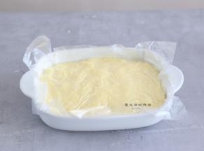 找一个碗，碗里刷入一层 油，方便后面脱模，把鲜奶糊倒入碗里，用刮板刮平整，再贴面的盖上一层保鲜膜或保鲜袋，冷了之后放入冰箱冷藏2小时。