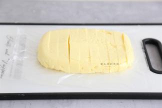 冷藏后的鲜奶糊取出来，这时候就已经凝结成块状了，用锋利的刀切成条状，大小看个人喜欢。