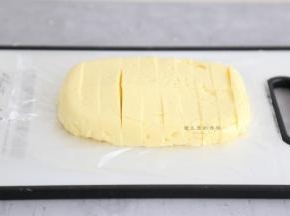 冷藏后的鲜奶糊取出来，这时候就已经凝结成块状了，用锋利的刀切成条状，大小看个人喜欢。