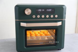 按照玉米淀粉，鸡蛋液，黄金面包糠的顺序一一裹好，放入炸箱的烤网上，记得中间留一点缝隙会熟得更均匀哦。然后刷上一层薄的玉米油，这会让表皮口感更佳。