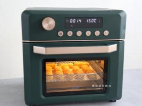 按照玉米淀粉，鸡蛋液，黄金面包糠的顺序一一裹好，放入炸箱的烤网上，记得中间留一点缝隙会熟得更均匀哦。然后刷上一层薄的玉米油，这会让表皮口感更佳。