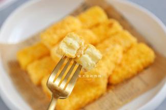 放入ACA空气炸箱里，启动空气炸功能，150度炸18分钟即可，这样炸的鲜奶低油健康，特别省事。