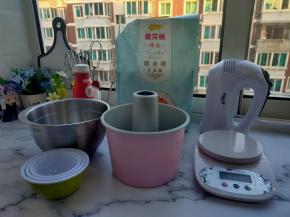 准备好全部的食材，选用冷藏的鸡蛋，蛋白跟蛋黄分离。（烤箱预热）